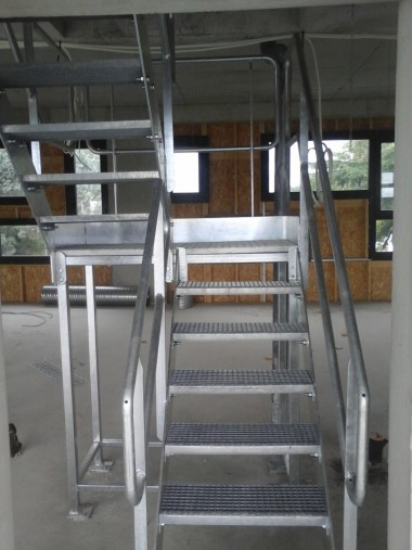 Escalier galvanisé adapté sur la structure existante.