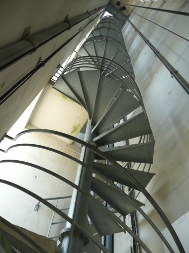 Escalier en colimaçon, de forme hélicoïdale permettant d'accéder aux étages supérieurs tout en occupant très peu de place