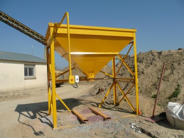 Structure réalisée en profilés type cornières et carrés. Cette trémie sera équipée d'un système mécanique permettant d'ouvrir ou de fermer la trappe centrale. 